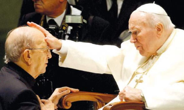 Juan Pablo II bendice a Marcial Maciel, fundador de los Legionarios de Cristo, en 2004.Plinio Lepri (ap)