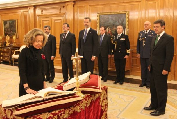 Consuelo Madrigal toma posesión ante un crucifijo y la Biblia. 2015 Foto: Casa Real