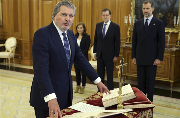 Toma posesion Mendez de Vigo ministro Educacion PP 2015 crucifijo