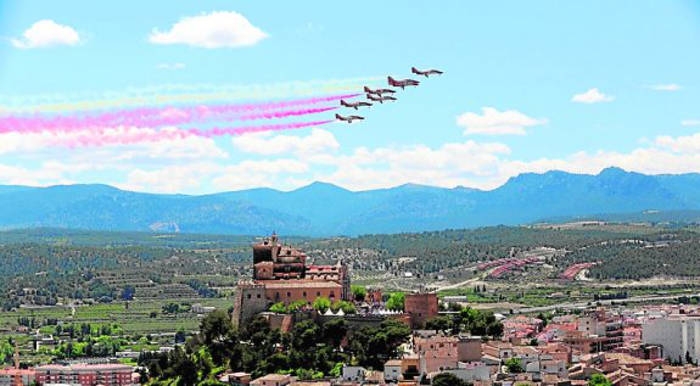 Aviones militares sobrevelan Caravaca en el momento de la misa y bendión de la reliquia de la vera cruz