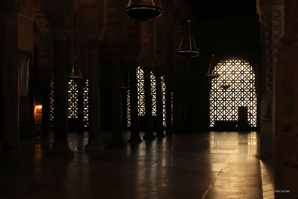 Interior de la Mezquita de Córdoba. — Luz León