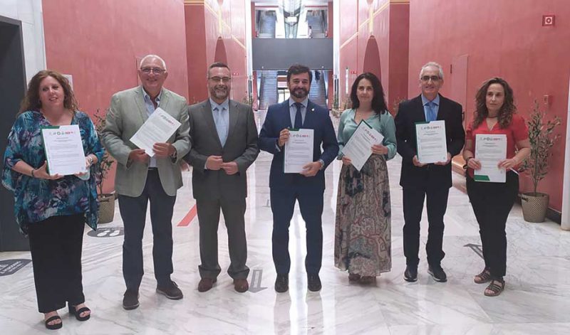 El consejero de Educación, Manuel Alegjandro Cardenete, este viernes con una copia del convenio tras la firma con los sindicatos.