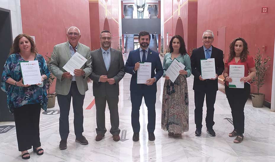 El consejero de Educación, Manuel Alegjandro Cardenete, este viernes con una copia del convenio tras la firma con los sindicatos.