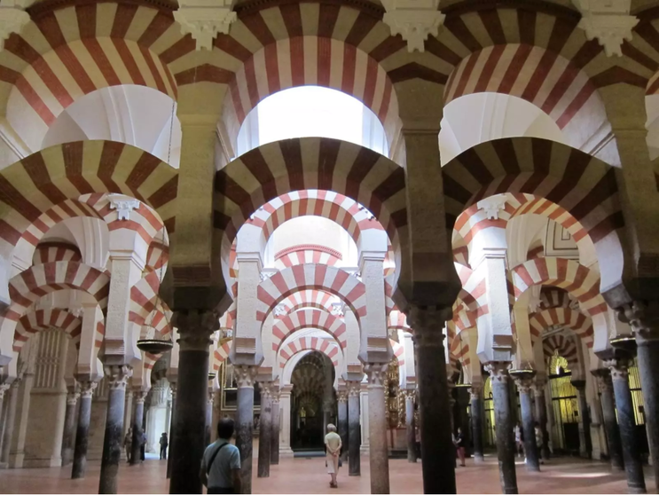 Interior de la Mezquita-Catedral de Córdoba.