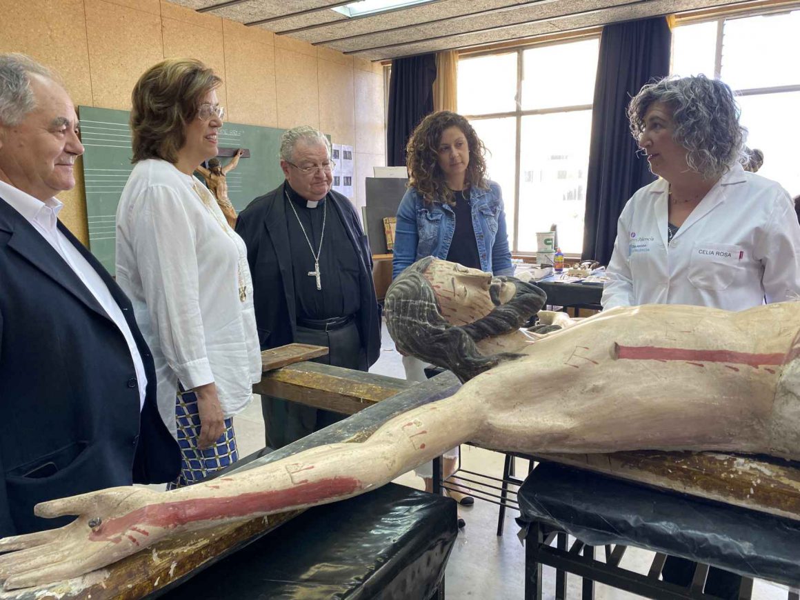 La visita de la presidenta de la Diputación de Palencia y el obispo al Taller de Restauración, este martes
