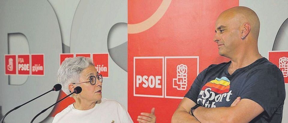 Ana Castaño y Monchu García, ayer, en la sede local del PSOE.