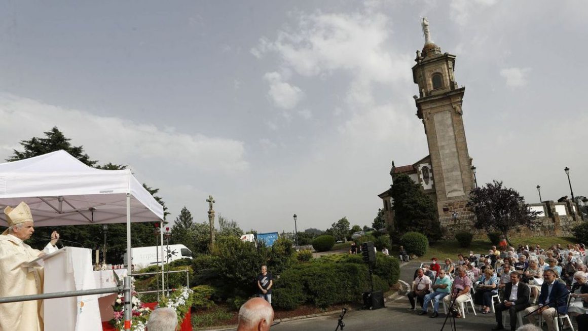 La misa solemne celebrada ayer en el exterior del templo. Ricardo Grobas