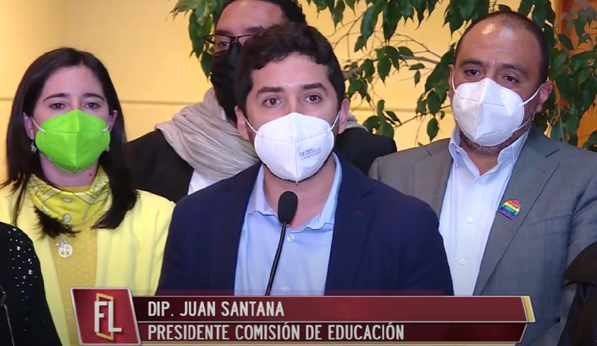 Diputado Juan Santana, presidente de la Comisión de Educación de la Cámara de Diputados de Chile, en conferencia de prensa