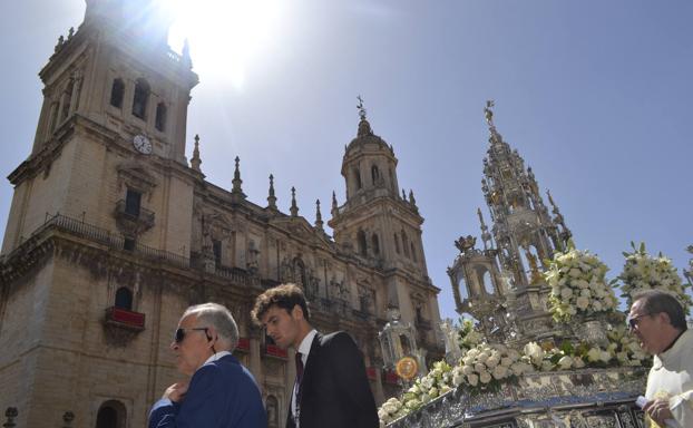 Procesión del Corpus Christi a su paso pro la Plaza de Santa María de Jaén. / m. mILLÁN