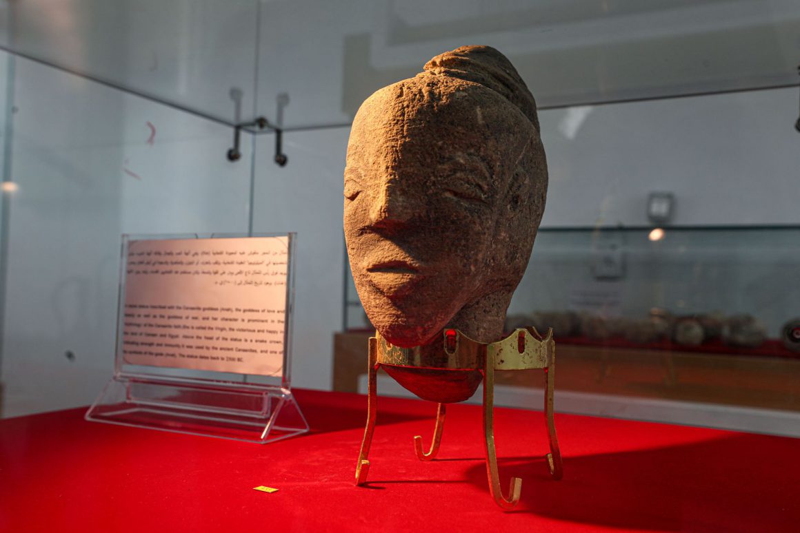 Busto de la deidad cananea Anat encontrado por un agricultor mientras araba sus tierras cerca del muro erigido por Israel en la frontera de la Franja