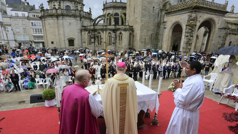 Pese a la lluvia, la misa del Corpus recuperó el formato tradicional. ALBERTO LÓPEZ