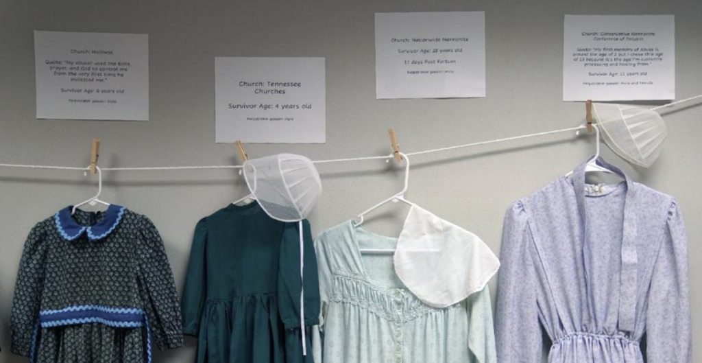 Exposición de denuncias de abusos sexuales con trajes de niña