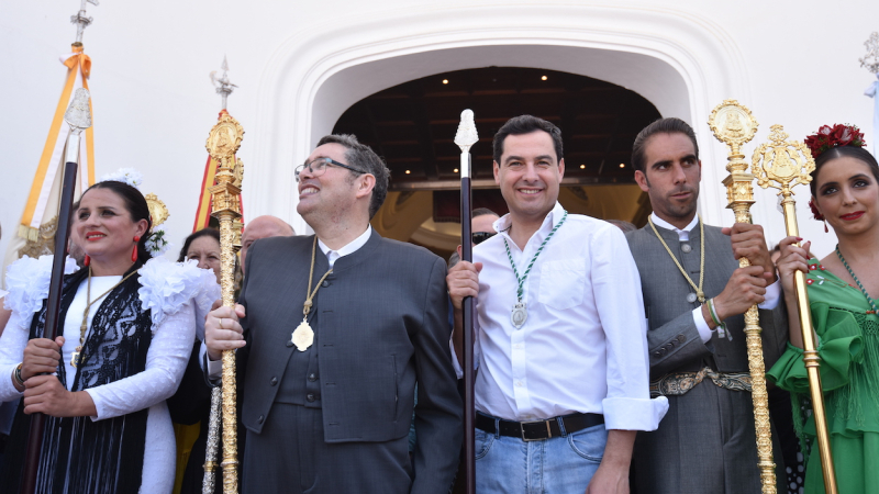 El presidente de la Junta de Andalucía, Juanma Moreno (3d), visita el santuario de la Virgen del Rocío.El Rocío, Almonte.