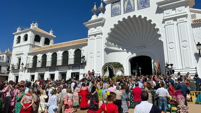 La hermandad de El Puerto, en el momento de la Presentación en la ermita de El Rocío.