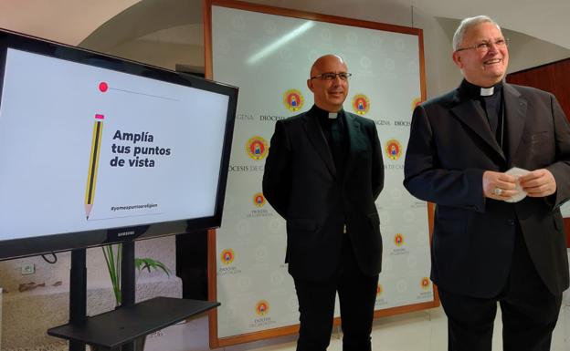José Manuel Lorca Planes y José Ruiz, durante la presentación de la campaña de matriculación en clase de Religión Católica