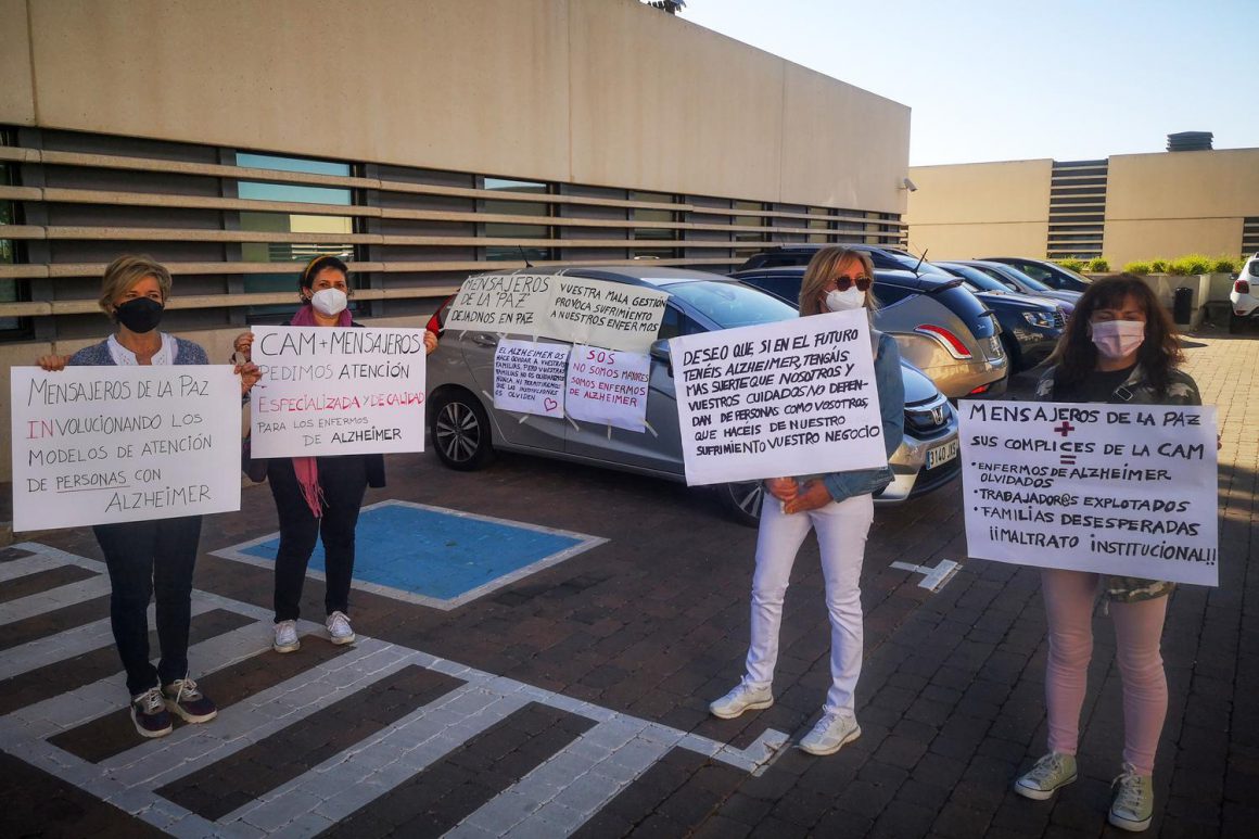 Protestas frente a un centro para mayores con alzheimer gestionado por Mensajeros de la Paz.
