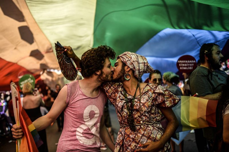 Dos jóvenes se besan durante una manifestación LGTB en Turquía