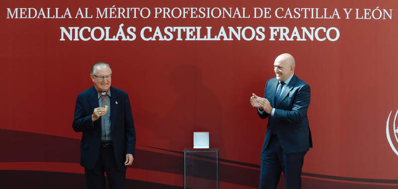 Nicolás Castellanos recibe la Medalla al Mérito Profesional de la mano del consejero de Presidencia, Jesús Julio Carnero. NACHO GALLEGO