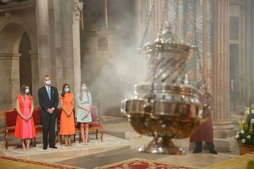 photo_camera Los reyes Felipe y Letizia, la princesa Leonor y la infanta Sofía durante la ofrenda al apóstol Santiago
