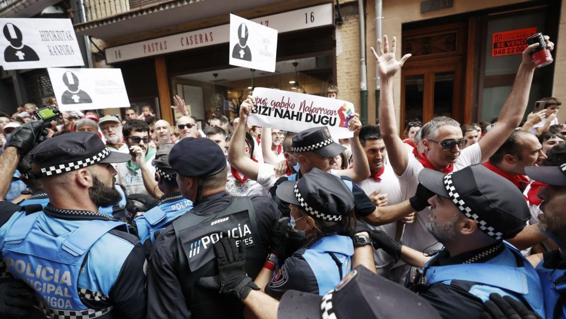 Protestas en la procesión de San Fermín en Pamplona