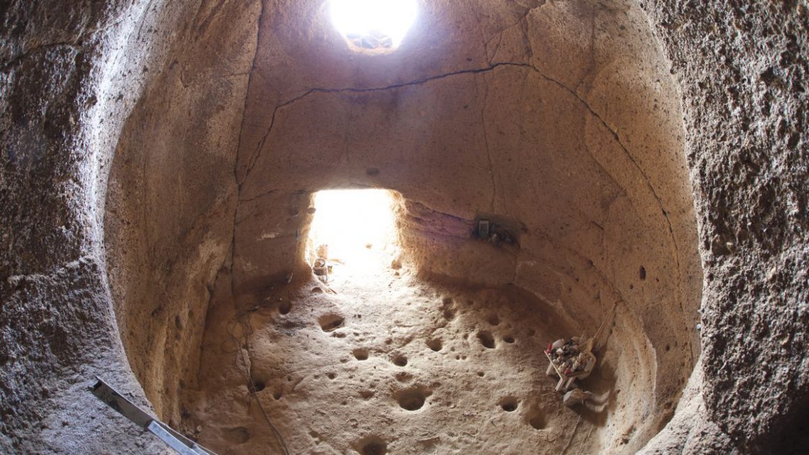 Templo astronómico de Tara, en Telde, reutilizado como iglesia en época histórica. La luz que penetra por la claraboya marca el equinoccio de invierno en la cámara superior –donde se capta esta foto- de la cueva José Barrio