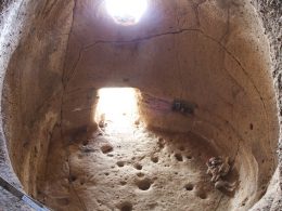 Templo astronómico de Tara, en Telde, reutilizado como iglesia en época histórica. La luz que penetra por la claraboya marca el equinoccio de invierno en la cámara superior –donde se capta esta foto- de la cueva José Barrio