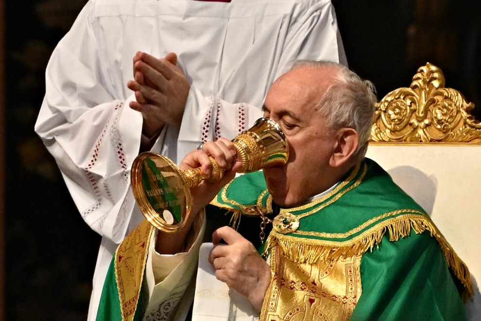 El Papa Francisco celebra una Santa Misa para la comunidad congoleña, en la Basílica de San Pedro en el Vaticano el 3 de julio de 2022.