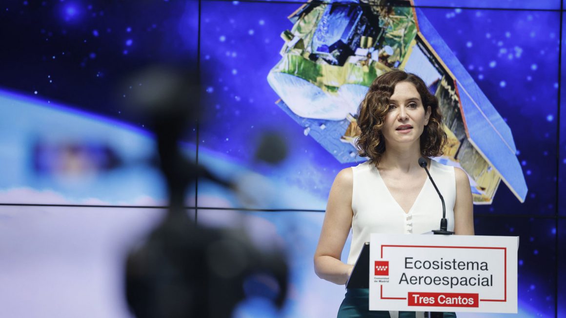 La presidenta de la Comunidad de Madrid, Isabel Díaz Ayuso, en una empresa de satélites este martes. Foto: COMUNIDAD DE MADRID/D. SINOVA