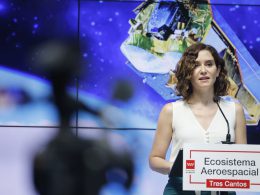 La presidenta de la Comunidad de Madrid, Isabel Díaz Ayuso, en una empresa de satélites este martes. Foto: COMUNIDAD DE MADRID/D. SINOVA