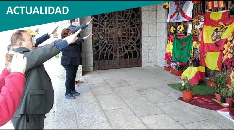 Simpatizantes franquistas cantando el 'Cara al Sol' en una misa a Franco en el cementerio de Mingorrubio. Autor: Movimiento Católico Español . Fuente: mceaje.blogspot.com