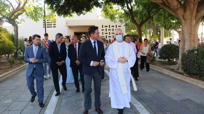 El alcalde acudió a la procesión en Las Norias de Daza. / D. A.
