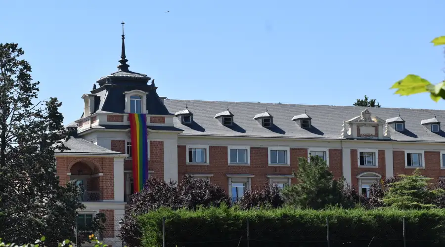 Una de las banderas LGBT colocadas en el Palacio de La Moncloa, sede del Gobierno de España en julio de 2022. Crédito: Nicolás de Cárdenas / ACI Prensa