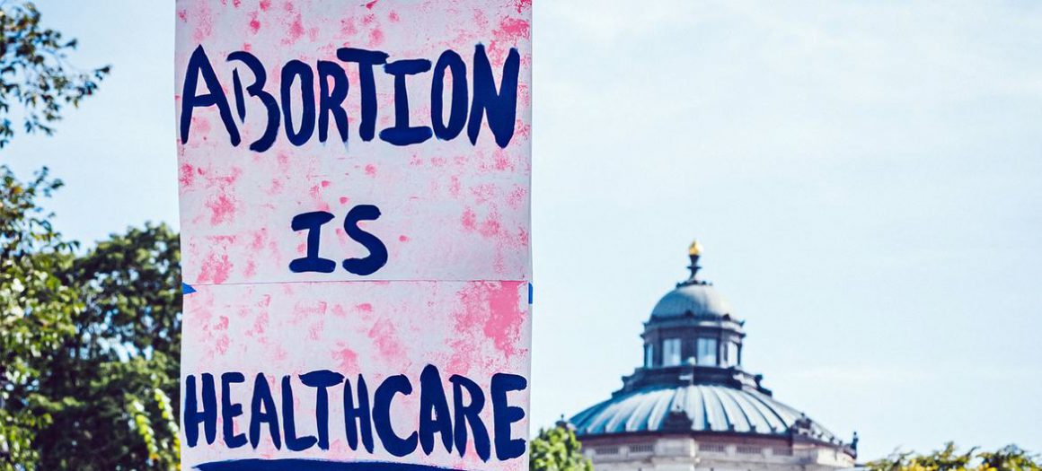 Manifestantes protestan contra decisión de la Corte Suprema de Estados Unidos de penalizar a las mujeres que tengan un aborto.