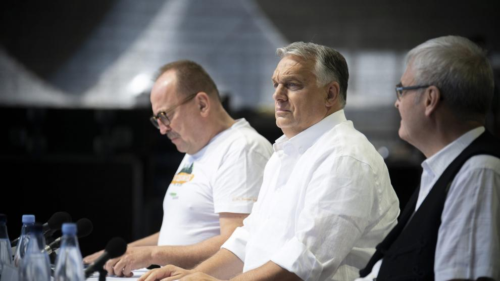 El primer ministro de Hungría, Viktor Orban con Zsolt Nemeth, presidente del Comité de Asuntos Exteriores de la Asamblea Nacional y Laszlo Tokes, presidente del Consejo Nacional Húngaro de Transilvania (EMNT) este sábado.