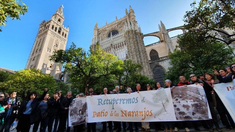 Manifestación por la recuperación del Patio de los Naranjos