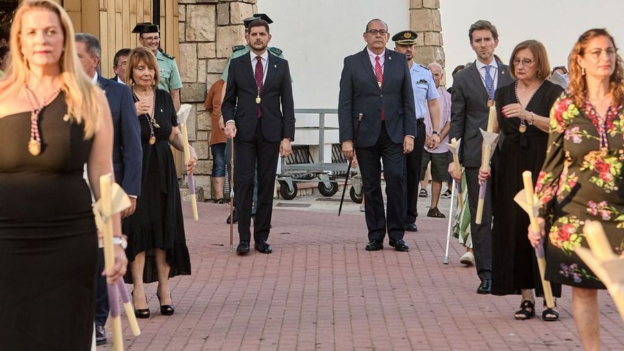 El alcalde y concejales de Gandia, este verano en una procesión en el Grau. natxo francés