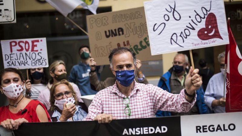 Concentración de autodenominados "provida" frente a la sede del PSOE, el 17 de junio de 2021. Alejandro Martínez Vélez /
