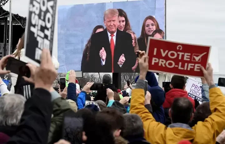 Trump nominó a tres jueces conservadores religiosos para el Tribunal Supremo y prometió que ellos restringirían el aborto.OLIVIER DOULIERY VIA GETTY IMAGES