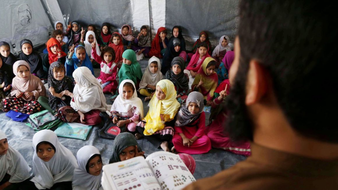 Niñas afganas asisten a clase a las afueras de Jalalabad (Afganistán) en 2017, cuando aún era posible. EFE/ Ghulamullah Habibi