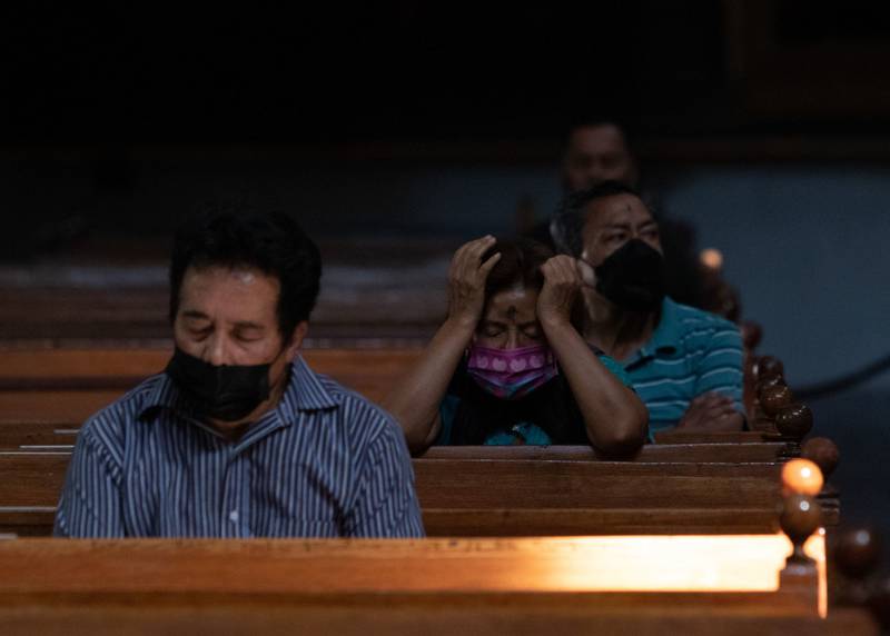 Decenas de creyentes acuden a su iglesia más cercana en el Centro Histórico para recibir cenizas en el "Miércoles de ceniza" dentro la religión católica. FOTO: ANDREA MURCIA /CUARTOSCURO.COM (Andrea Murcia)