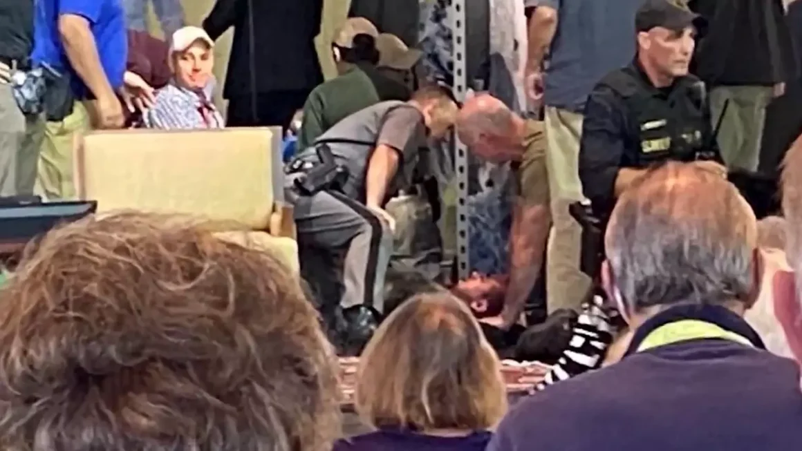 Salman Rushdie es atendido en el escenario tras sufrir un apuñalamiento