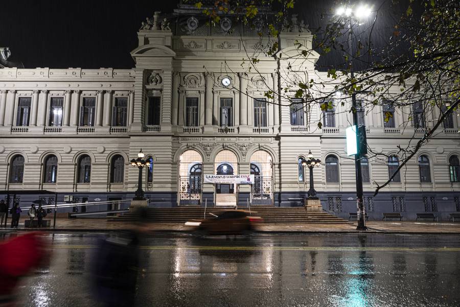 Universidad de la República, sobre la avenida 18 de Julio, en Montevideo (archivo, junio de 2022). Foto: Ernesto Ryan