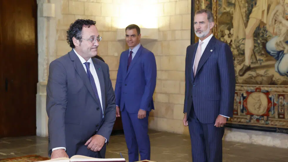 El rey Felipe VI (d) preside la jura el cargo del nuevo fiscal general del Estado, Álvaro García Ortiz (i),.