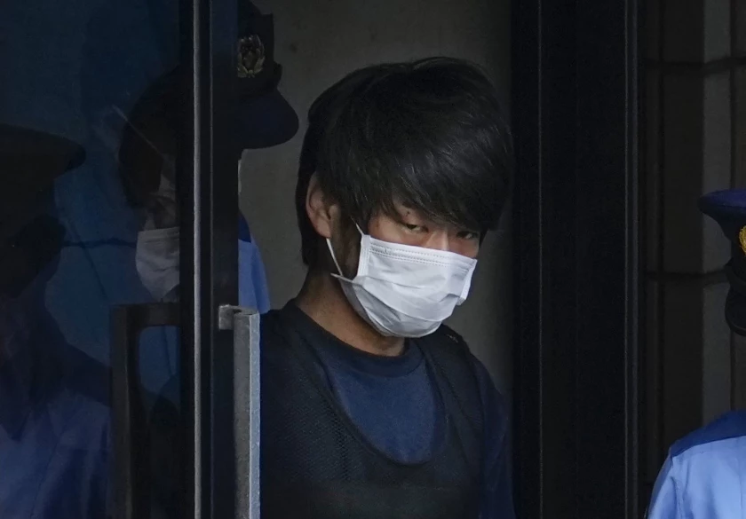 Tetsuya Yamagami, el presunto asesino del ex primer ministro japonés Shinzo Abe, es trasladado a un tribunal el 10 de julio del 2022 en Nara, al oeste de Japón. (Nobuki Ito / Associated Press)