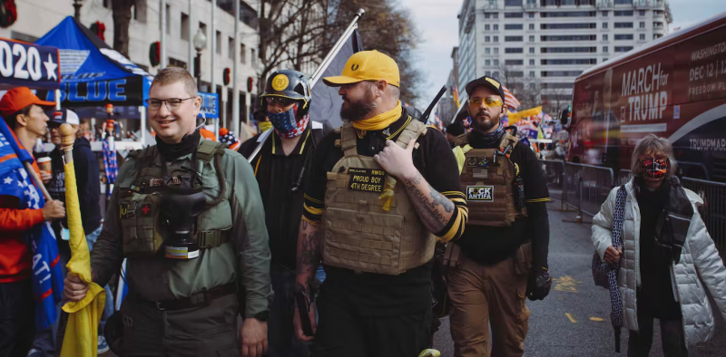 Miembros de la organización neofascista Proud Boys en una protesta a favor del presidente Donald Trump en diciembre de 2020. Johnny Silvercloud / Shutterstock
