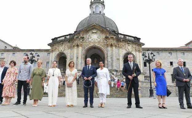 Las autoridades, con Urkullu en el centro, en la explanada de la Basílica. / josé mari lópez
