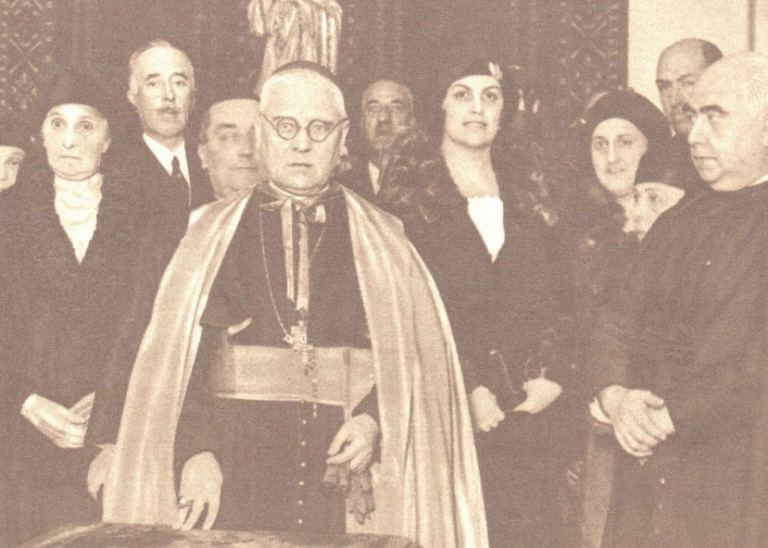 El obispo de Barcelona, doctor don Manuel Irurita, con la Junta de Damas de San Vicente de Paúl, en su visita a las Escuelas de Nuestra Señora de Montserrat, en Barcelona. -Mundo Gráfico
