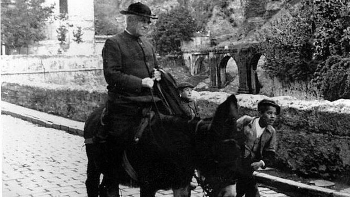 El padre Manjón con su burra 'Golondrina' / H. G.