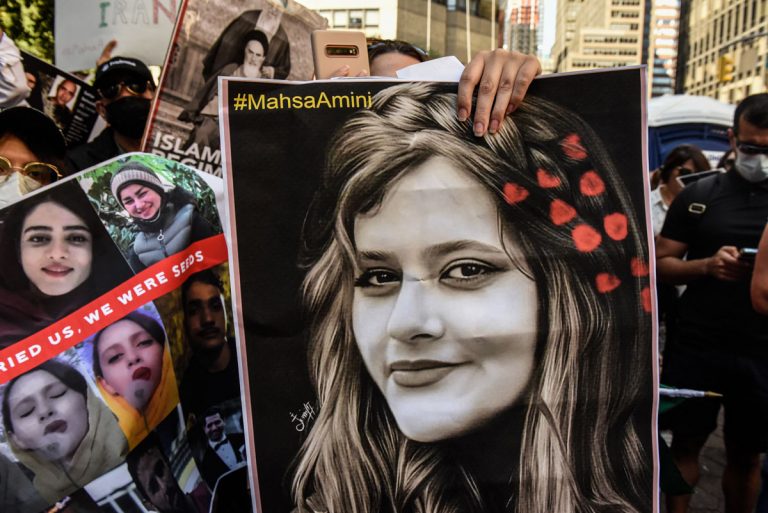 Ciudadanos de Nuew York participan en una protesta contra el presidente iraní Ebrahim Raisi, en el exterior de las Naciones Unidas el 21 de septiembre de 2022 en la ciudad de Nueva York.-