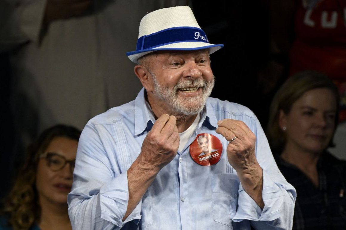 El expresidente y el candidato de a las elecciones por el Partido de los Trabajadores, Luiz Inacio Lula da Silva, en un acto de campaña este domingo. / MAURO PIMENTEL (AFP)